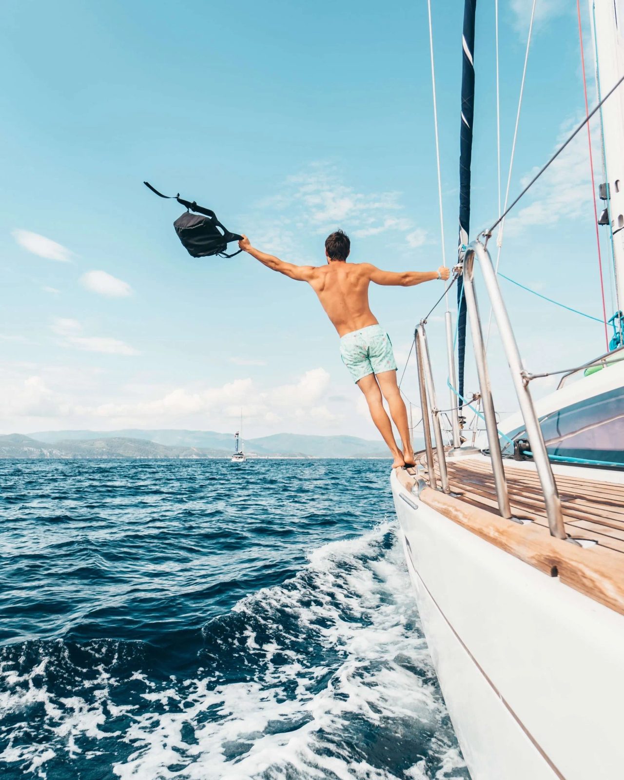 Tra le cose da portare in barca a vela c'è anche una serie di costumi