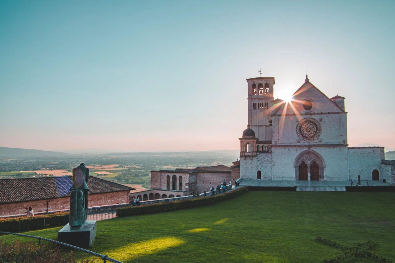 colline convento di san francesco disposizione paesaggi parco naturale basilica di santa chiara cappella baglioni camper pietra