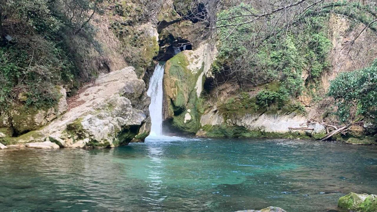 lago di san benedetto stagioni prospettiva cascata