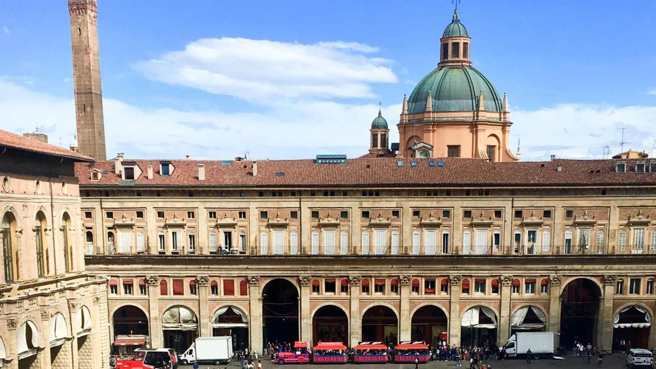 conoscere persone nuove bologna piazza maggiore