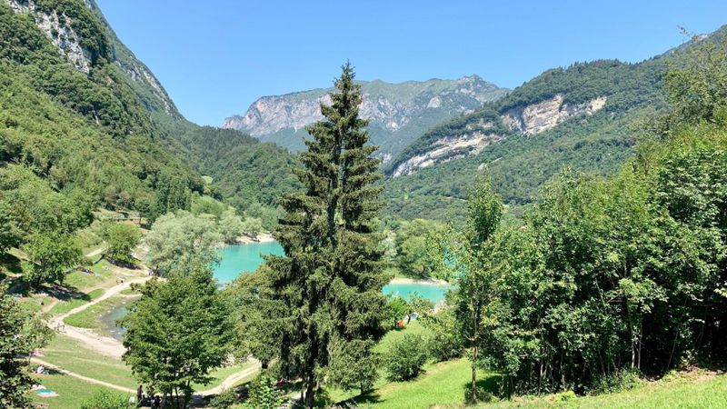 Découvrez le magique canal de Tenno : un voyage entre histoire, art et nature