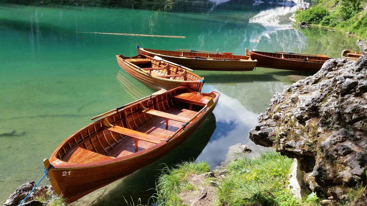 lago di braies in autunno barche