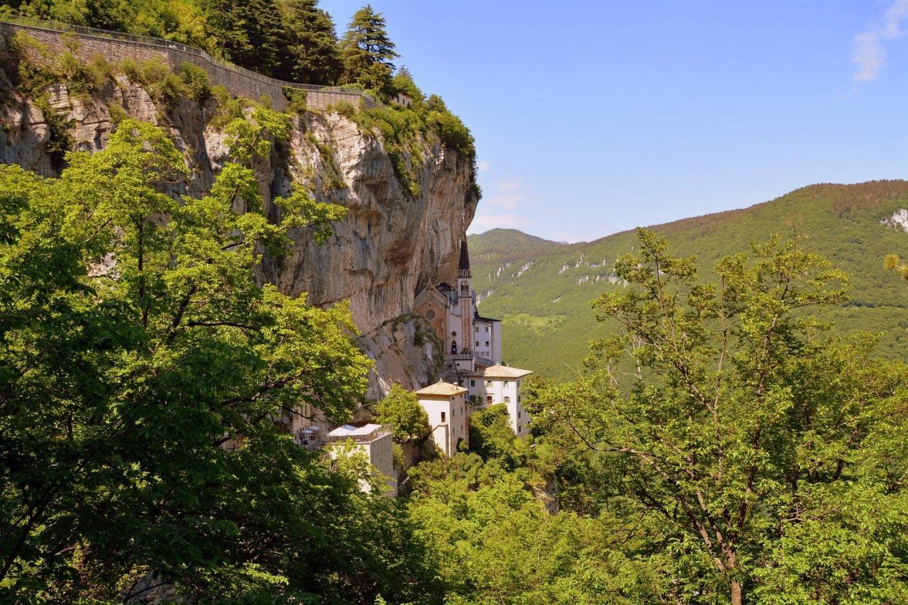 Escursioni invernali lago di Garda Madonna della Corona